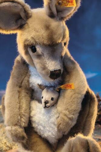 Steiff Känguru Kango mit Baby sitzend 40 cm 064623 - NEUHEIT - für Kinder ab Geburt